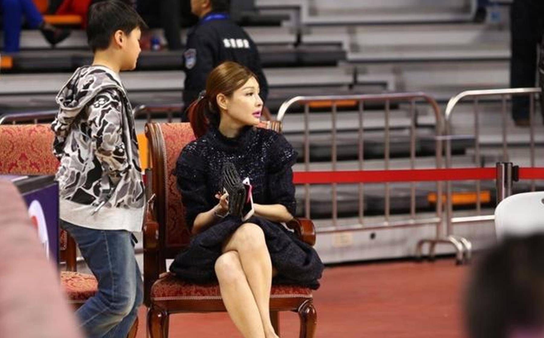 40岁广东队老板娘身价10亿,气质越来越好,为球队尽最大努力_吴迪