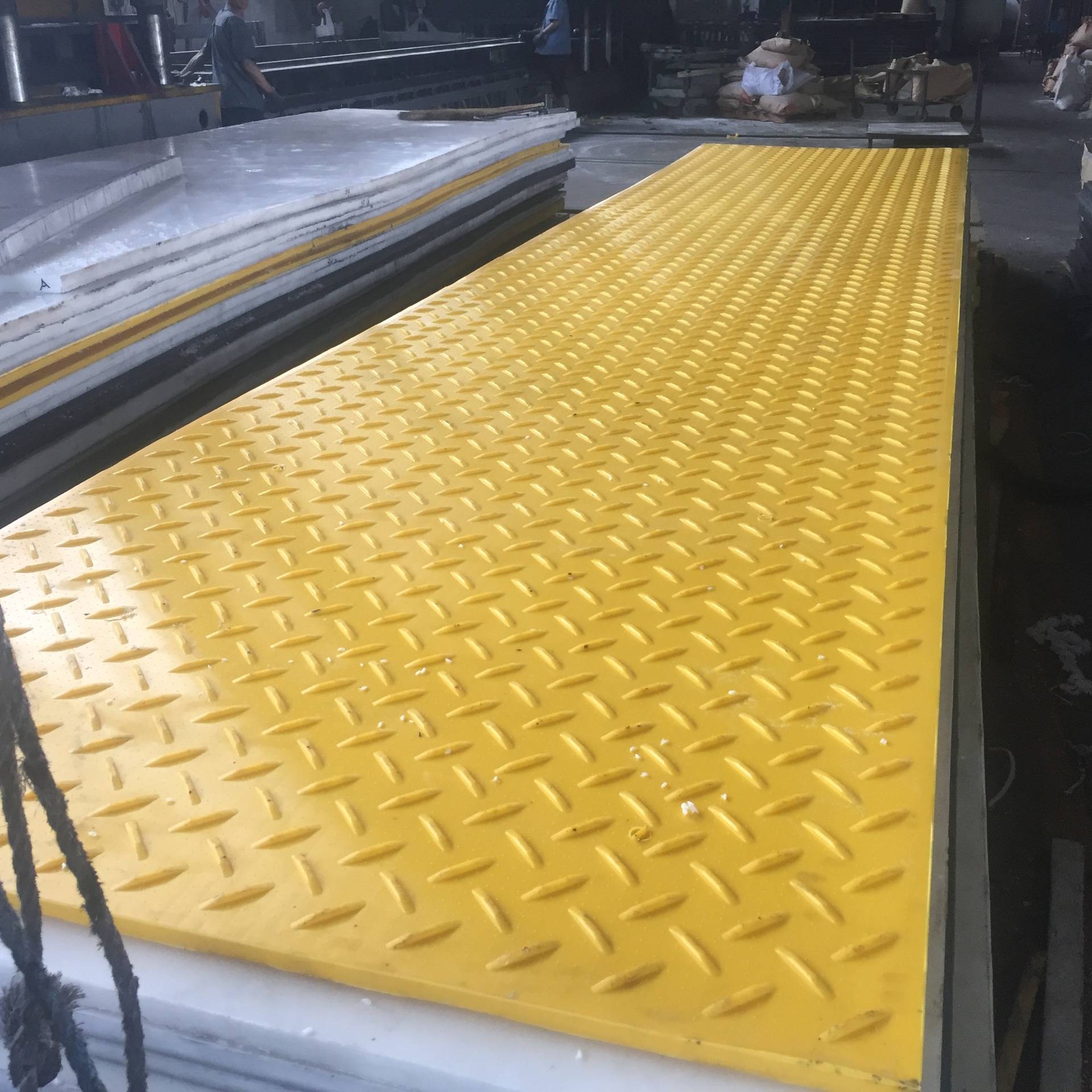 土木建筑施工防滑铺路板是什么材质的?铺路板有什么好处?