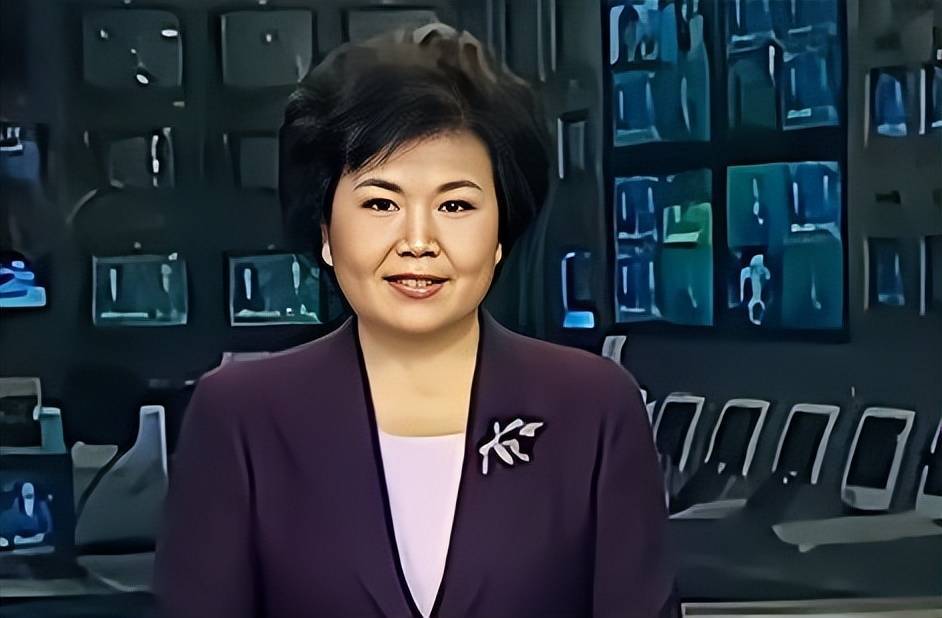 在长达28年里,邢质斌都稳坐《新闻联播》台前,身穿西服,头顶短发地