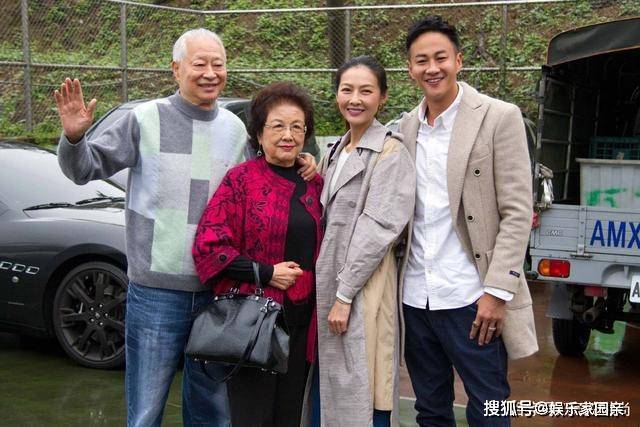 何润东一家四口同框合影,妻子林静仪穿灰色大衣亮相,太有爱了_身材_穿