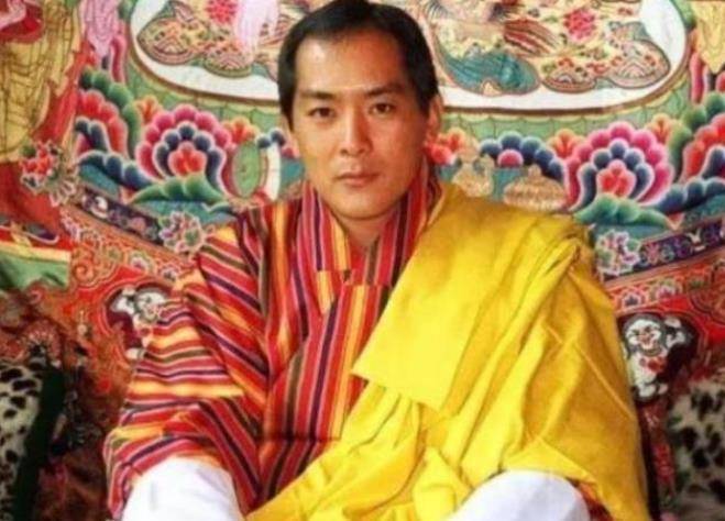 不丹最帅太上皇，娶同胞四姐妹为王后，65岁不服老，神似吴彦祖
