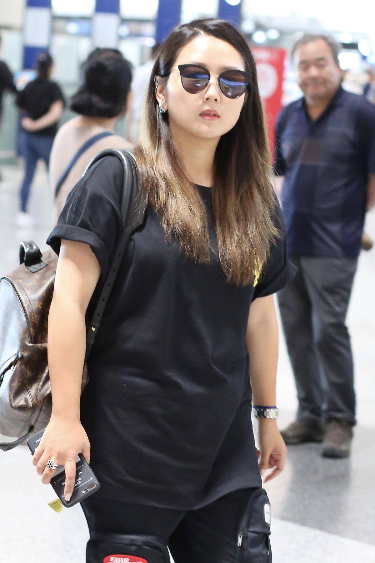 何洁又矮又黑,素颜一脸憔悴穿得也土,被白瘦美助理抢风头_造型_黑色