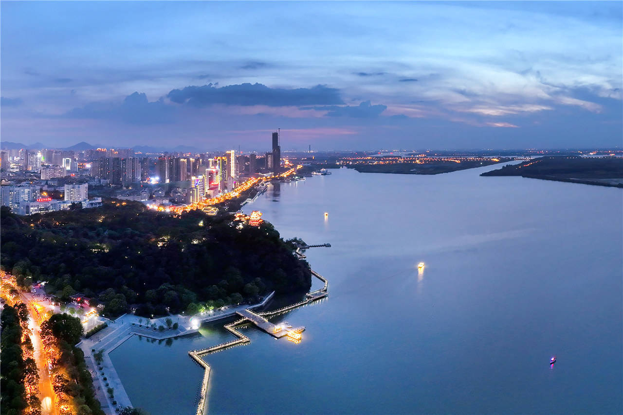 傍晚时分 镇江金山湖上赏晚霞 山水城林夜色美_赏夕_游人如织_景里