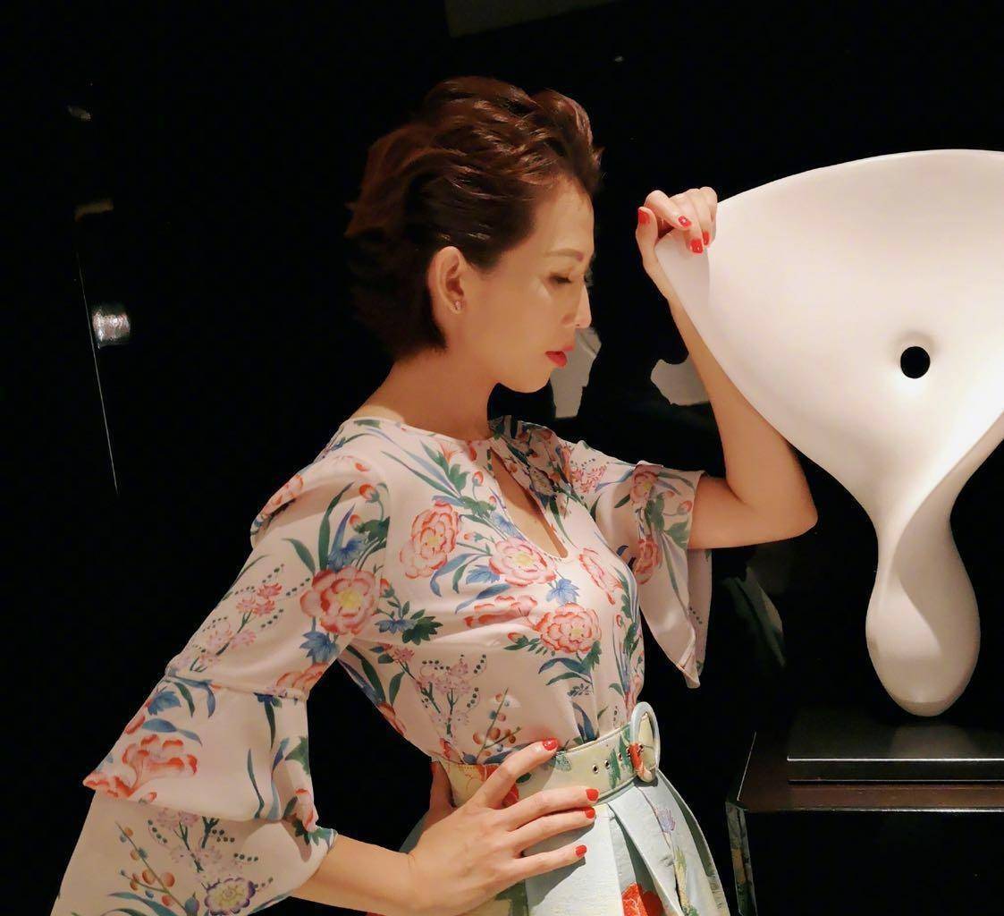 蔡少芬有自信,穿"染缸装"现身活动,香港小姐果然什么都能驾驭_身材