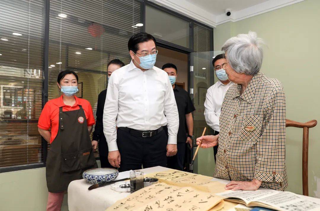 霍步刚在调研老旧小区改造及"一老一幼"服务保障情况时强调:加快解决