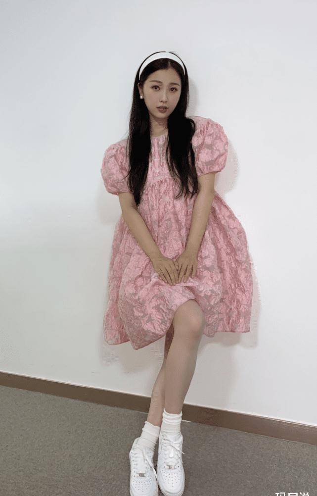 虞书欣的"盐粒鞋"太绝,价格仅120,穿上却能凹"千金腿"_时尚_短裙_时候