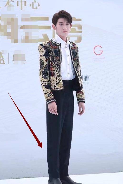 刚想笑话王源穿高跟鞋,可看到他凹出的"奶棒腿",粉丝心疼哭了_cos