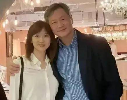 臺灣64歲名嘴賴教授,娶中天美女主持人,在直播間大撒狗糧 - 賴嶽謙