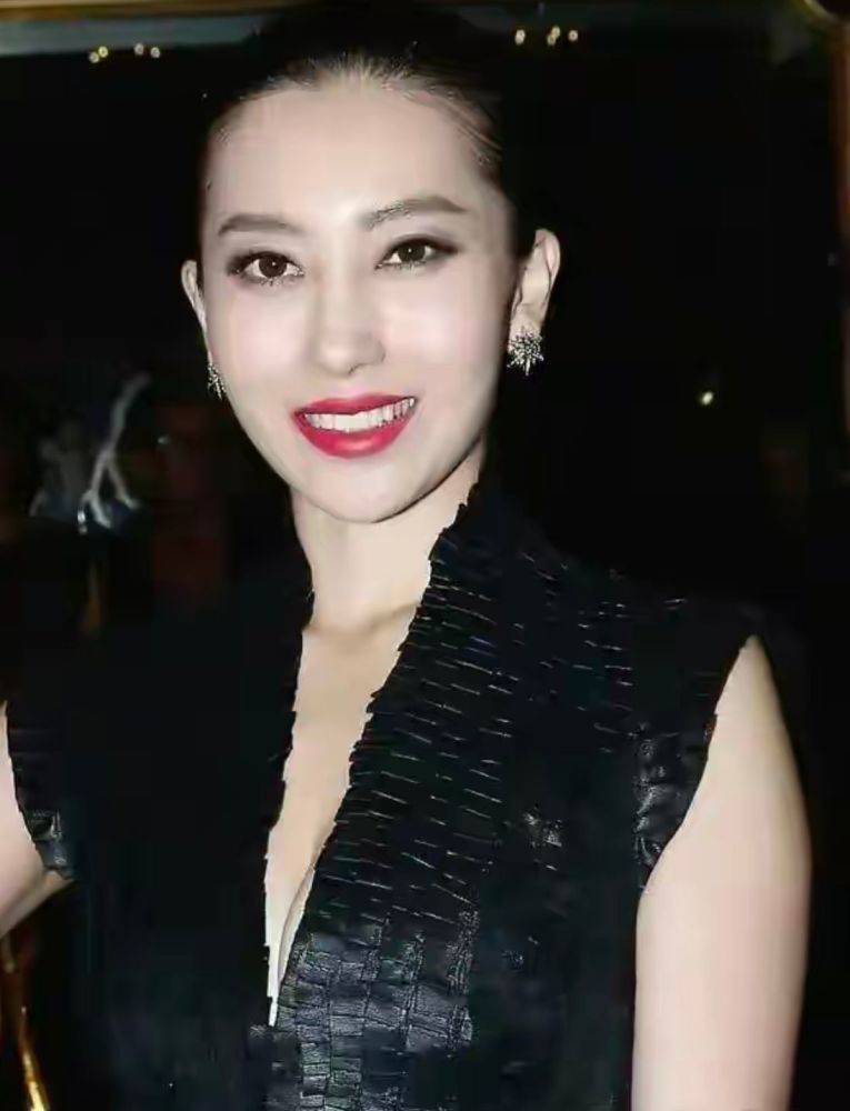 章子怡嫂子比她还有气质范,一袭黑色长裙配大红唇,高级又霸气_殷旭