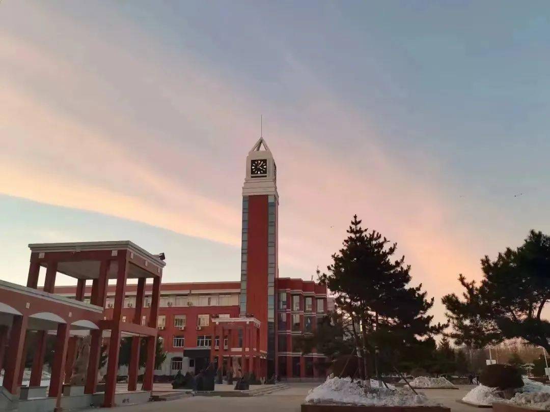 的前身是东北大学,1946年2月始建于辽宁本溪,而后在战火中辗转于丹东