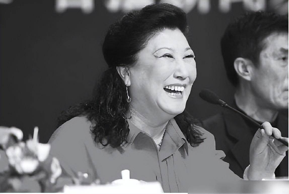 哭昏的何庆魁回到妻子身边,女儿的坚守让人动容_表演_张艳茹_创作