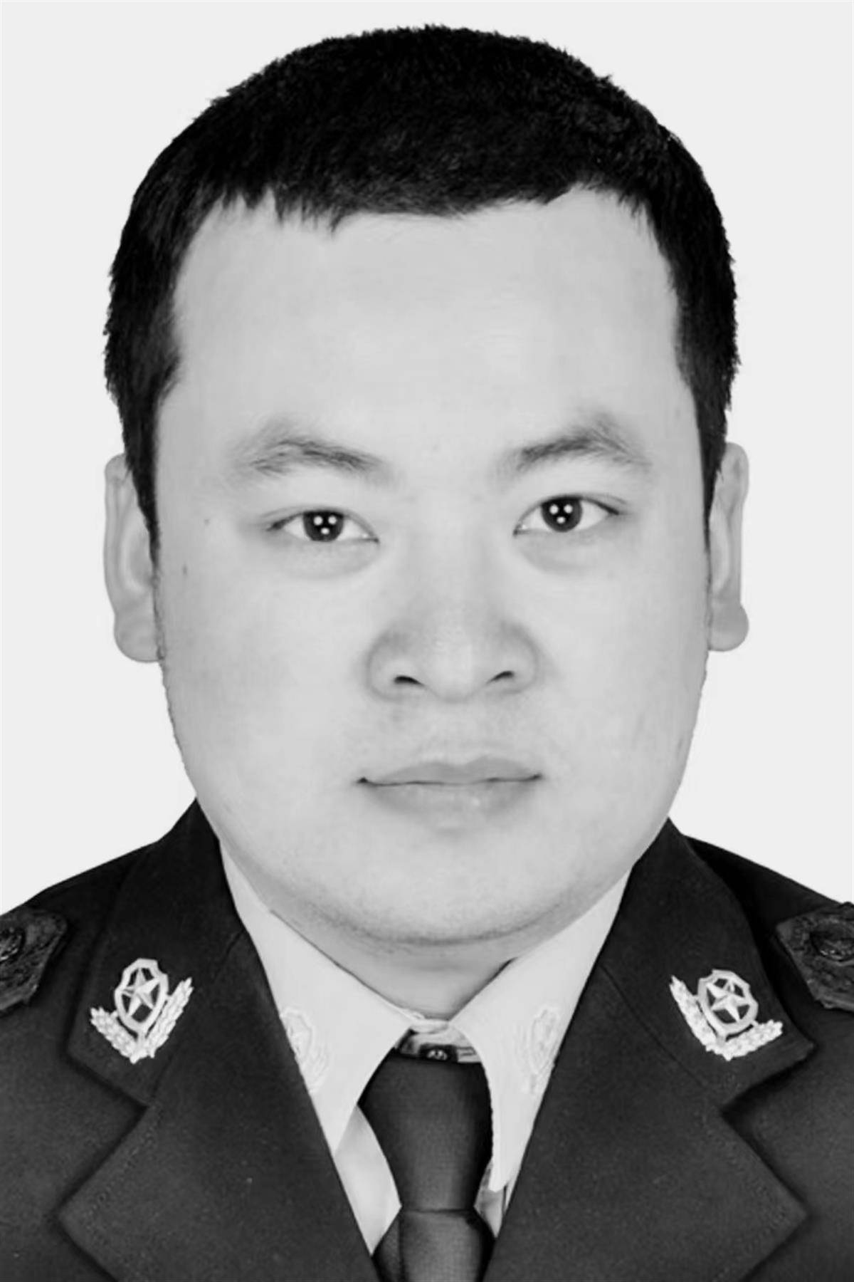 朋友圈中广为流传,报道详细披露了咸宁市通山县公安局交警大队36岁