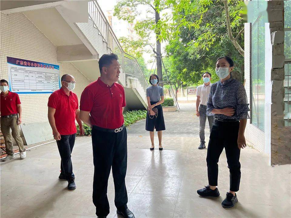 检查组一行先后来到卓山中学,大涌南文小学,深入食堂,教学楼等场所