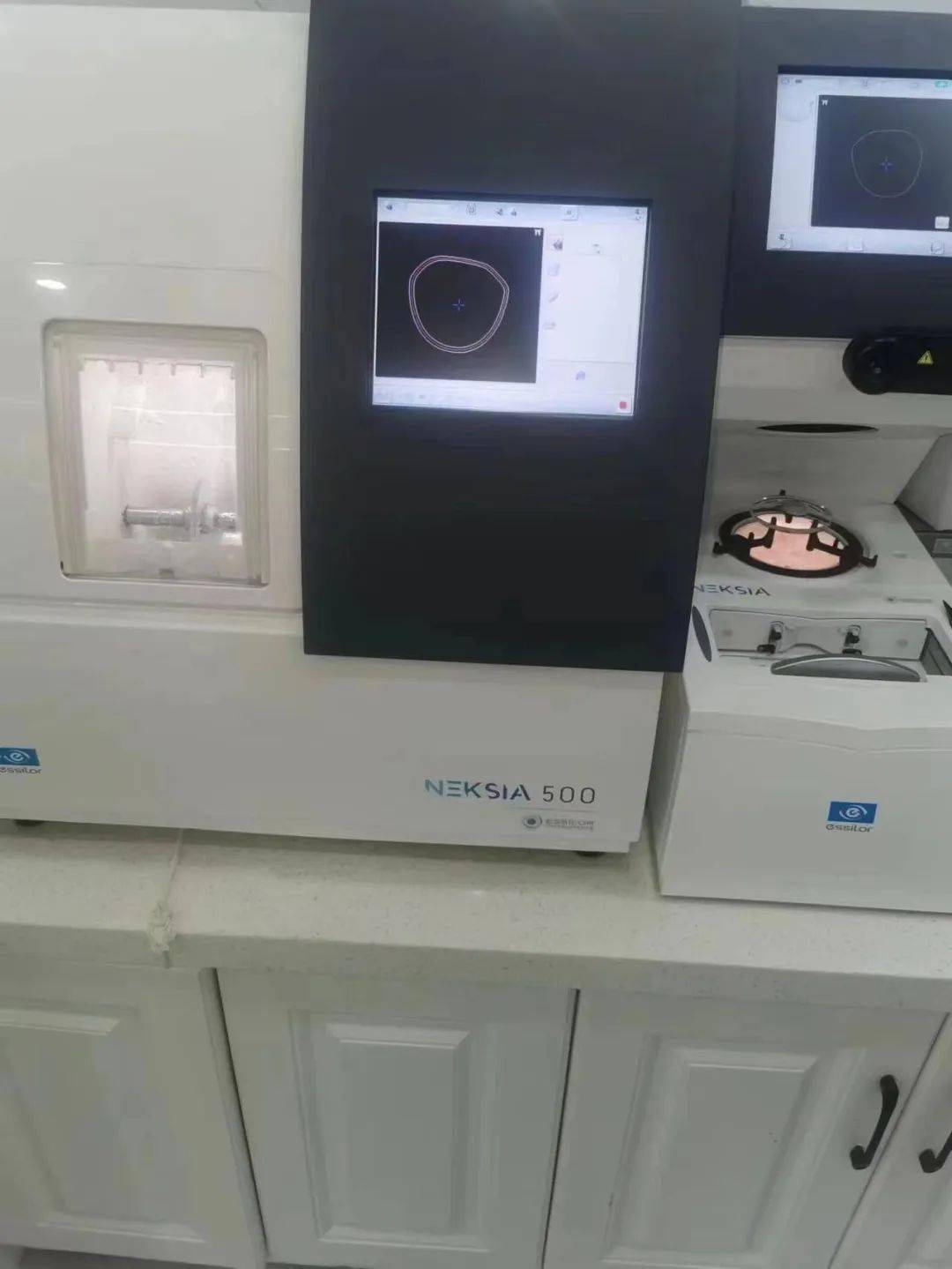 专业配镜引进日本拓普康电脑验光仪法国依视路全自动扫描磨边机设备