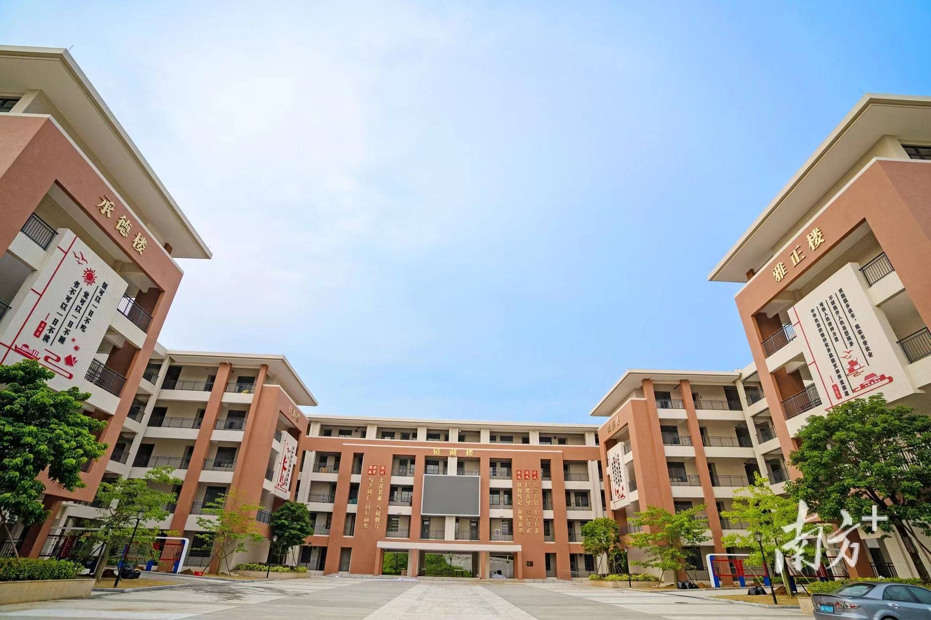 阳江市共青湖学校是阳江市政府投资并按高标准建设的一所九年一贯制