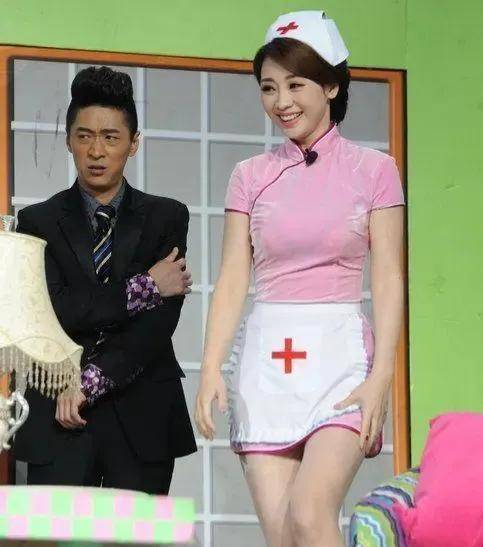 柳岩粉色护士装,一出场观众就沸腾了_身材_小品_大染缸