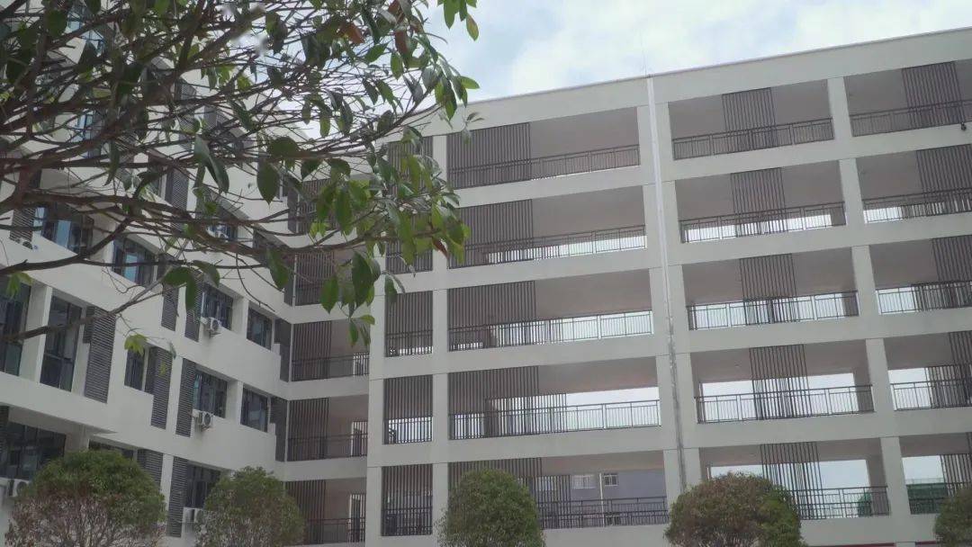 二中新建教学楼8月31日,平江二中迎来了今年的高一新生.