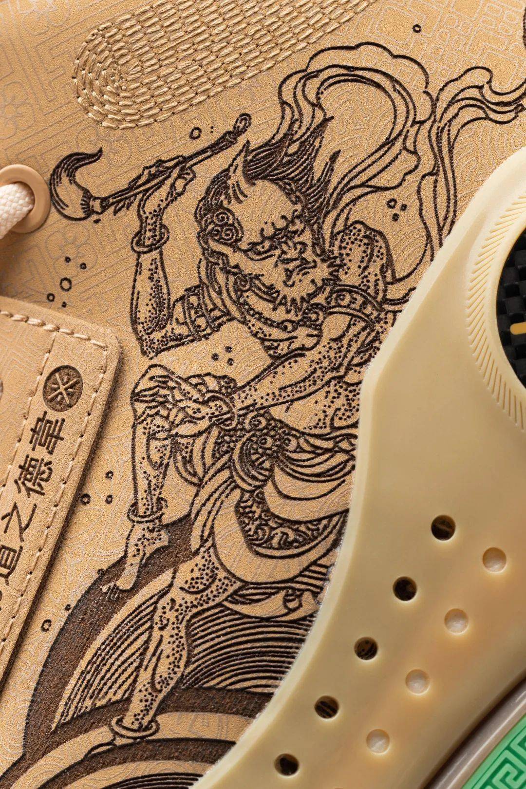 鞋面采用电雕工艺,刻画"魁星点斗"图案,魁星挥舞朱笔,文思泉涌,妙笔生