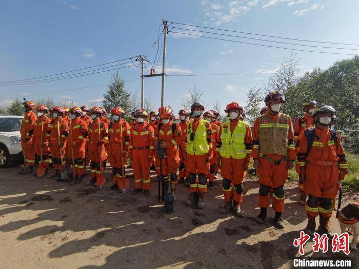 青海互助发生山体滑坡致11人被困 公安消防紧急救援