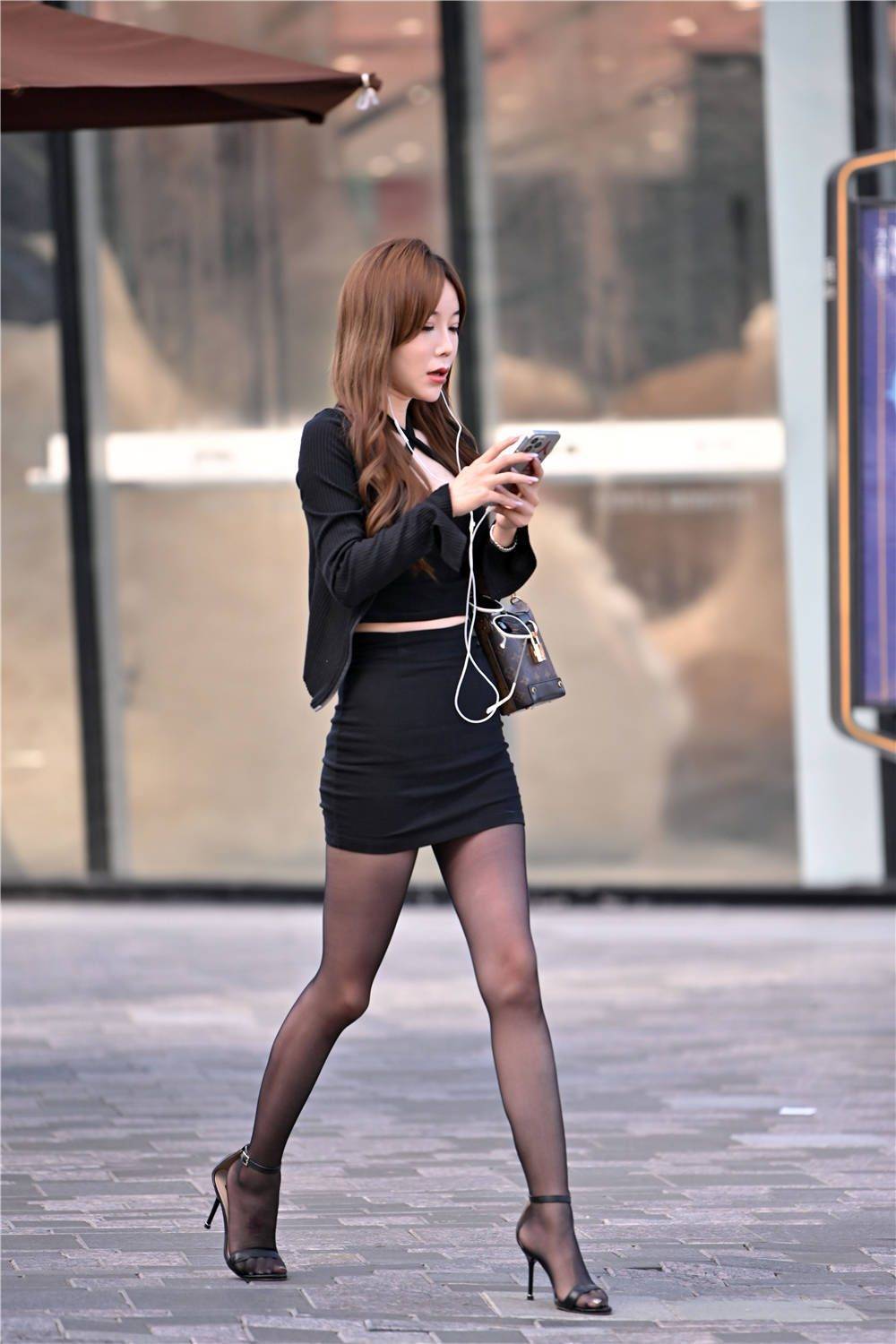 初秋时节搭配黑色丝袜,可以搭配凉鞋,也显得身材很好_美女_效果_风格