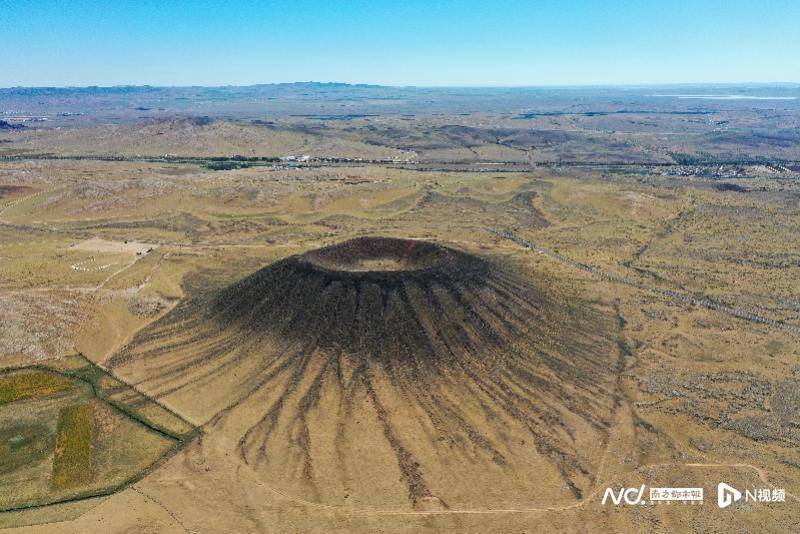 图集:俯瞰内蒙古天然"炼丹炉",乌兰哈达火山群秋色渐显