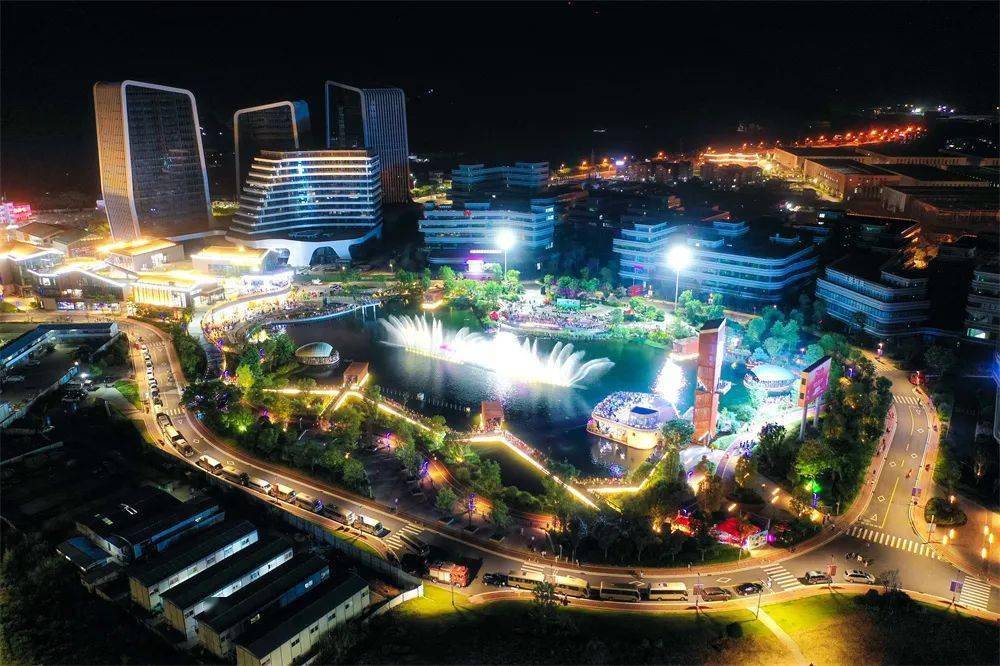 未来城水秀表演歌伴舞《藤缠树》民俗歌舞《水上采茶灯》合唱《我和我