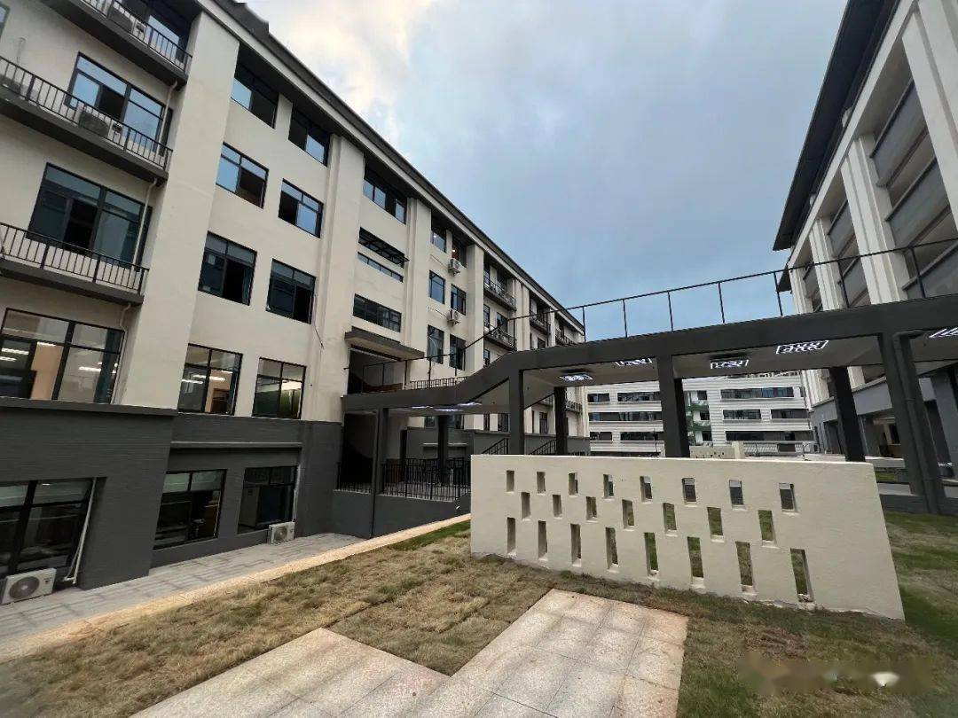 衢州求益中学学校依托中央美术学院教学研创成果,运用专业,规范,创新