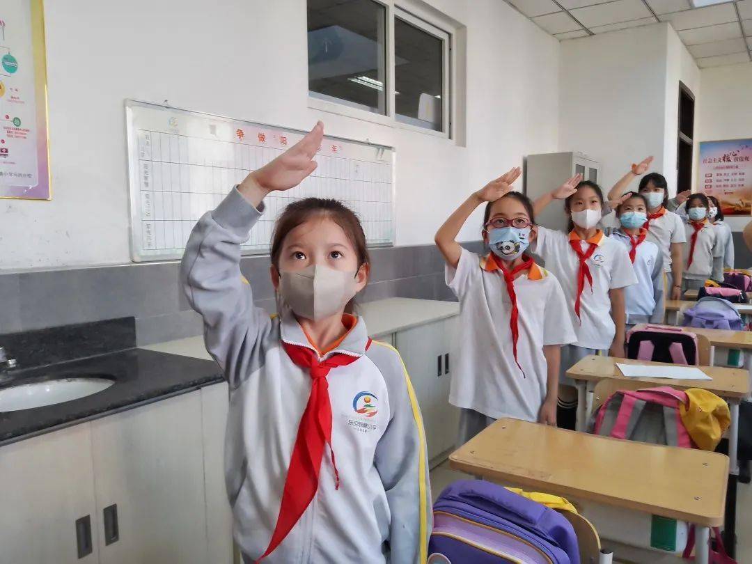 直击北京市中小学开学第一天_直击多地开学第一天_年级_丁宁