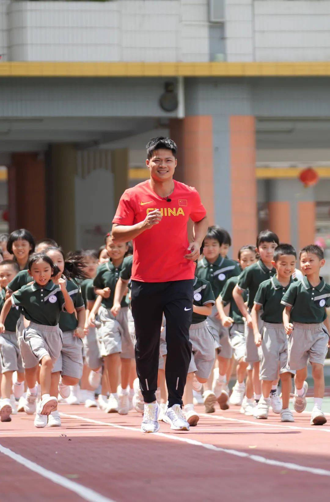 【影像】我的体育老师是苏炳添_越秀区_校对_广州市