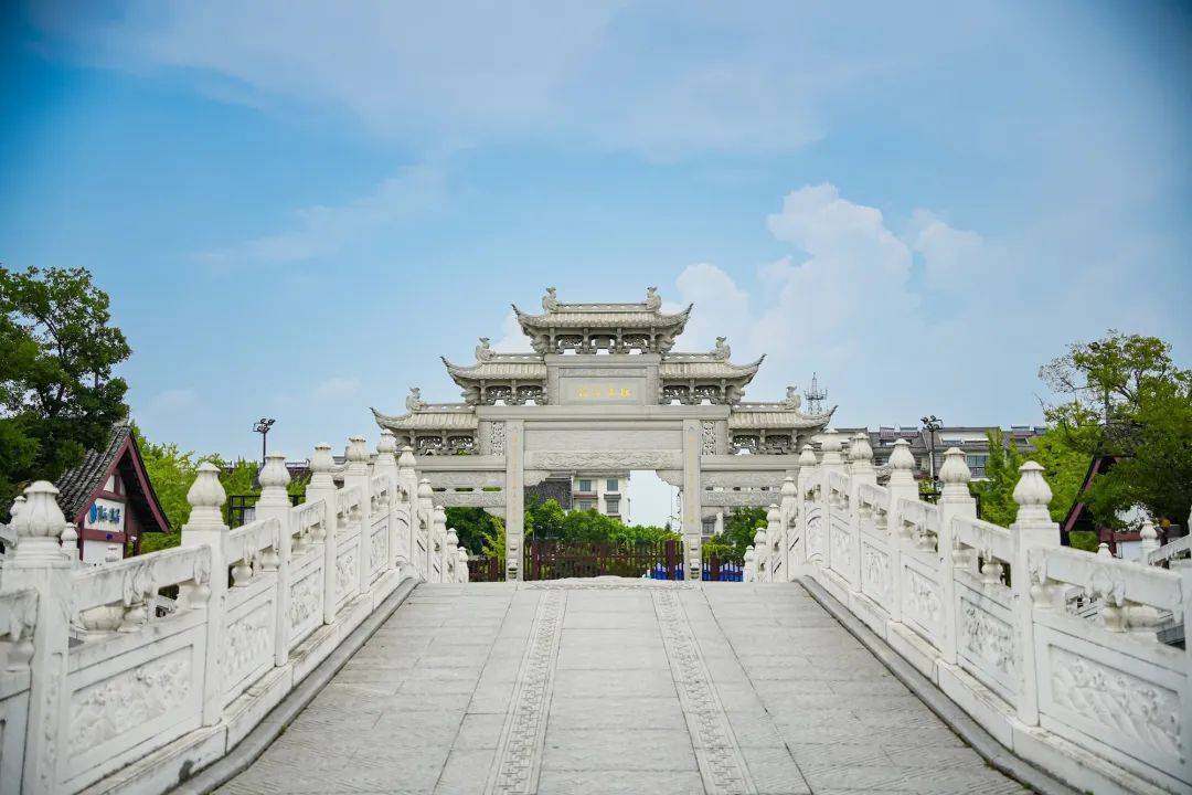 盐官一线潮,老盐仓回头潮,自1994年起每年都举行"中国国际钱江(海宁)