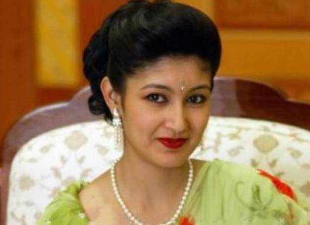 她是尼泊尔末代王妃，08年突然沦为平民，粗茶淡饭也不离开丈夫