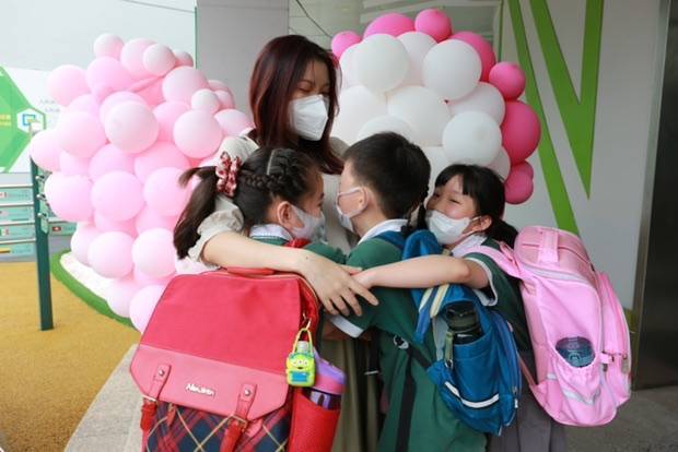 老师 我想死你了 上海中小学今日开学 莘松小学师生激动相聚 同学 闵行区 褚燕
