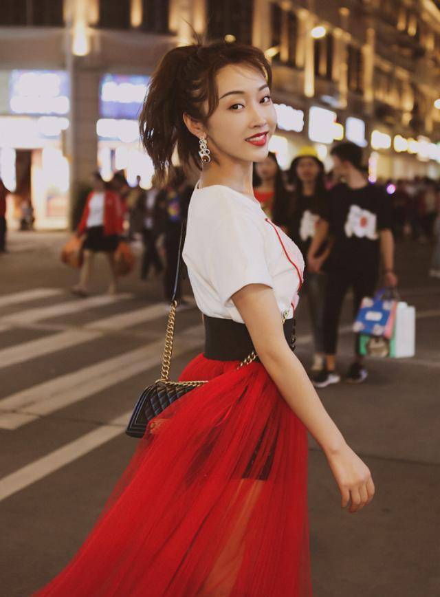 宣璐皮包骨让人心疼,但穿t恤出镜组状态佳_白色_穿着_时尚