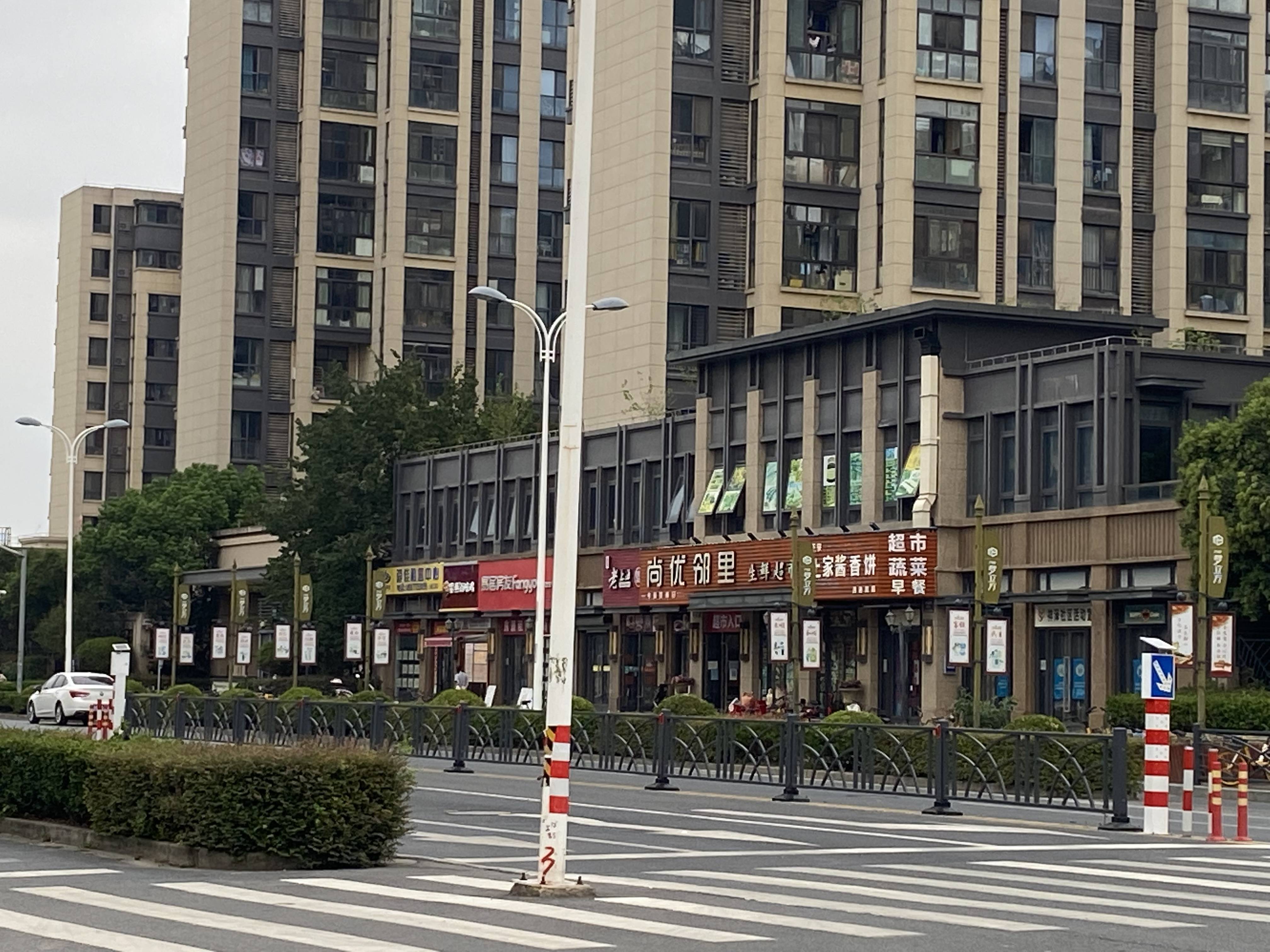 松江印象城等项目近距离商业有三湘商业广场,保利悦活荟购物中心,有