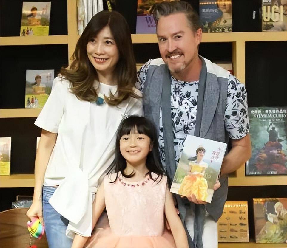 黄嘉千离婚案即将开庭,多次被拍孤独失神模样,夏克立动向被曝光_影响