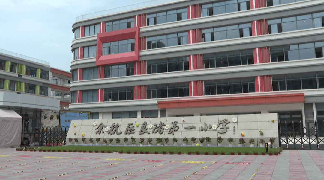 "趴睡"变"躺睡"良渚第一小学玉鸟校区是今年刚刚投用的新学校,新学期