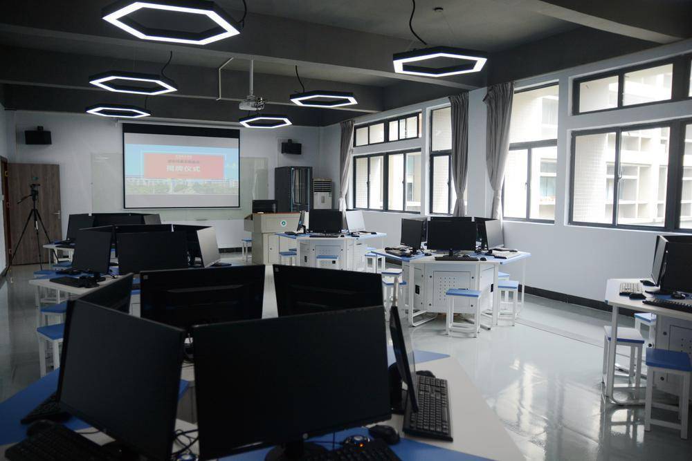 东莞城市学院虚拟仿真多功能实训基地揭牌_校企_合作_模式