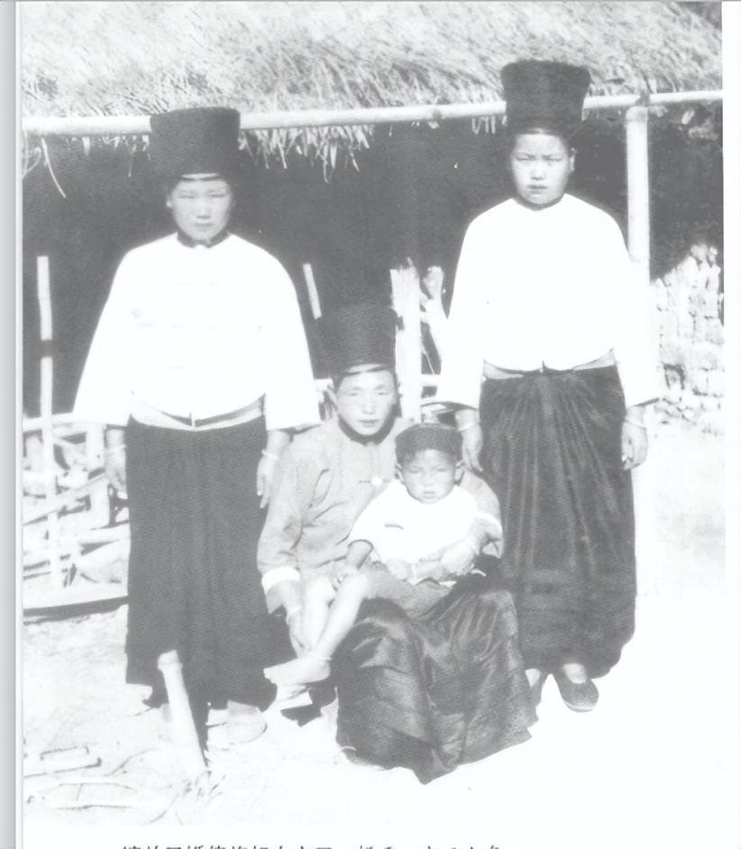 老照片：民国时期傣族女性的真实样貌，年轻女性穿着很纯净