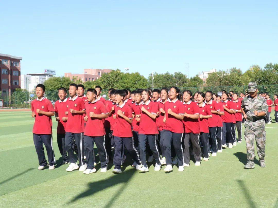 垦利实验中学举行2022年度国防教育结训仪式_军训_汇报展_奏国歌