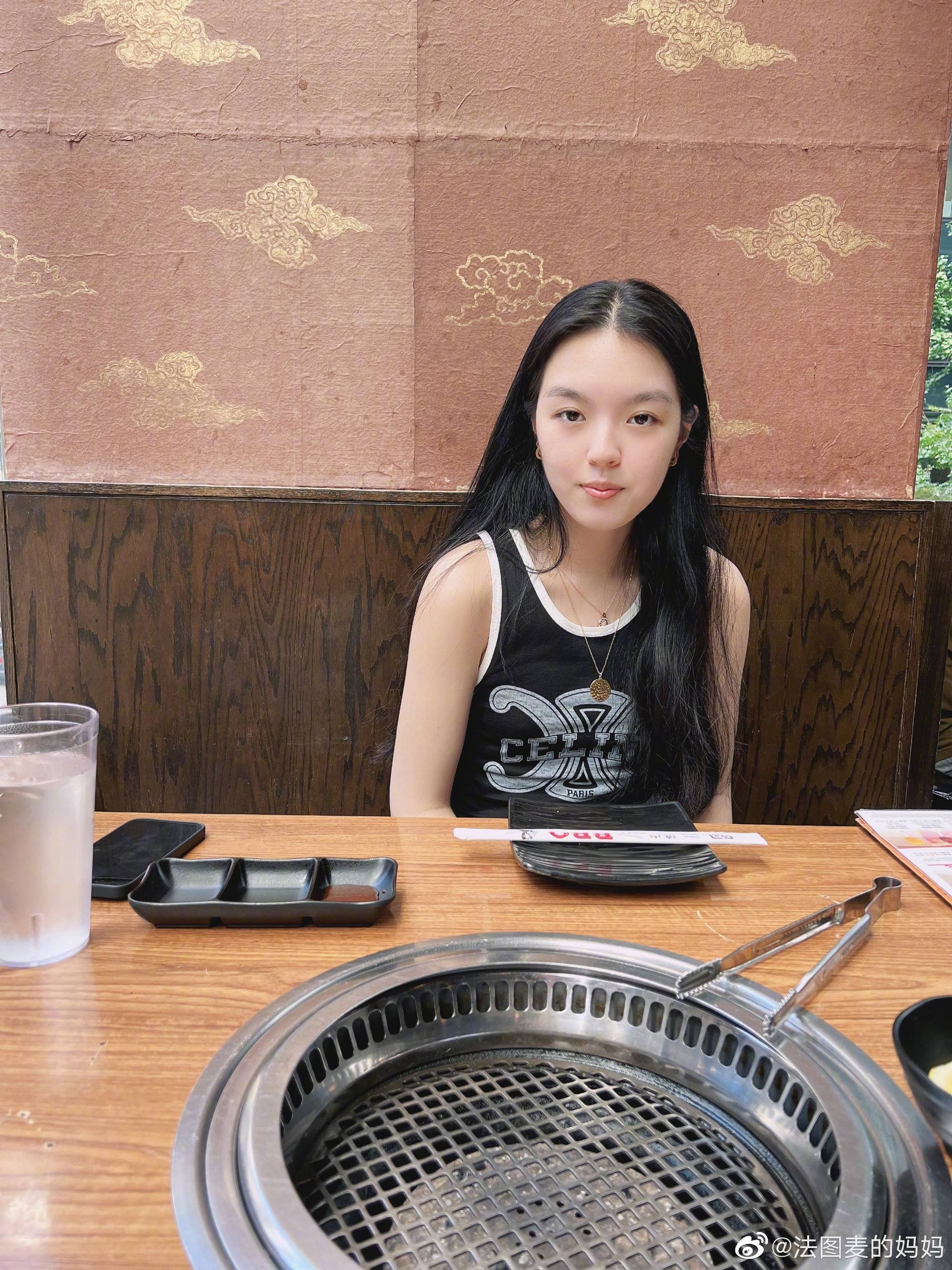 哈文携女儿吃烤肉20岁法图麦素颜神似李咏母女俩定居美国4年