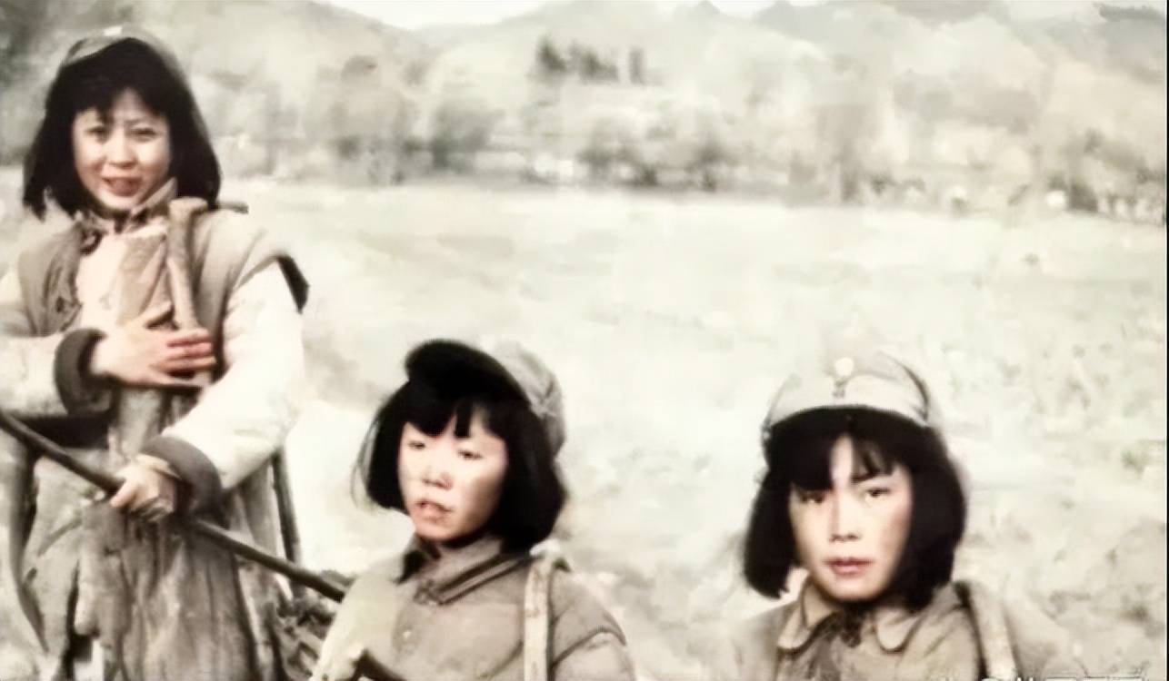 老照片：晋察冀边区3位女战士的留影，1979年安徽蚌埠的火车站