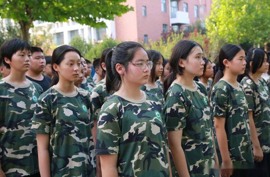潍坊实验中学:在军训中吹响了新征程的号角_生活_军人_级新生