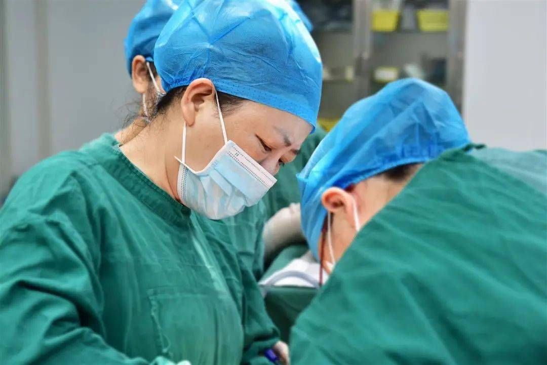 寻访魅力医生|李岚:守护孕产妇安全的"拼命三娘"_手术_团队_黄女士