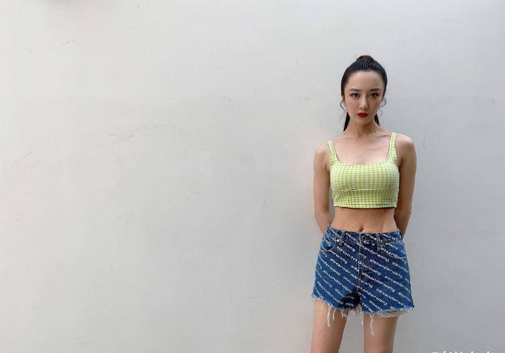 《知否》她演冯绍峰情人,穿吊带秀蜂腰美腿,身材堪当女团c位_李依晓