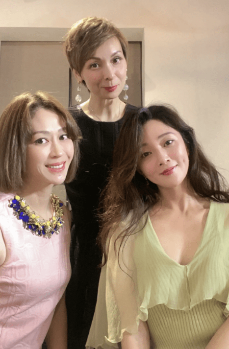 殷桃私下出席友人婚宴,穿v领事业线突出,为避嫌没和王凯合照_皮肤