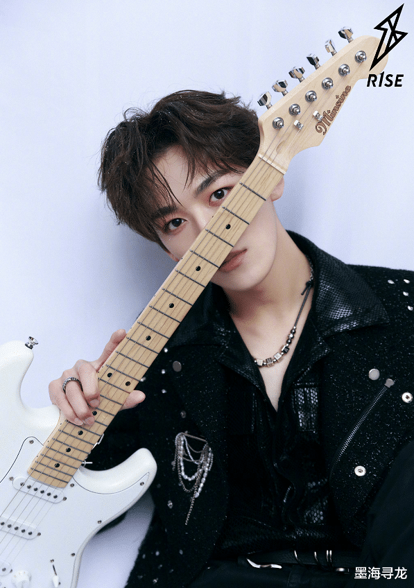 何洛洛买热搜翻车,吉他被认成贝斯,还遭网友质疑假弹_乐器_文案_宣传