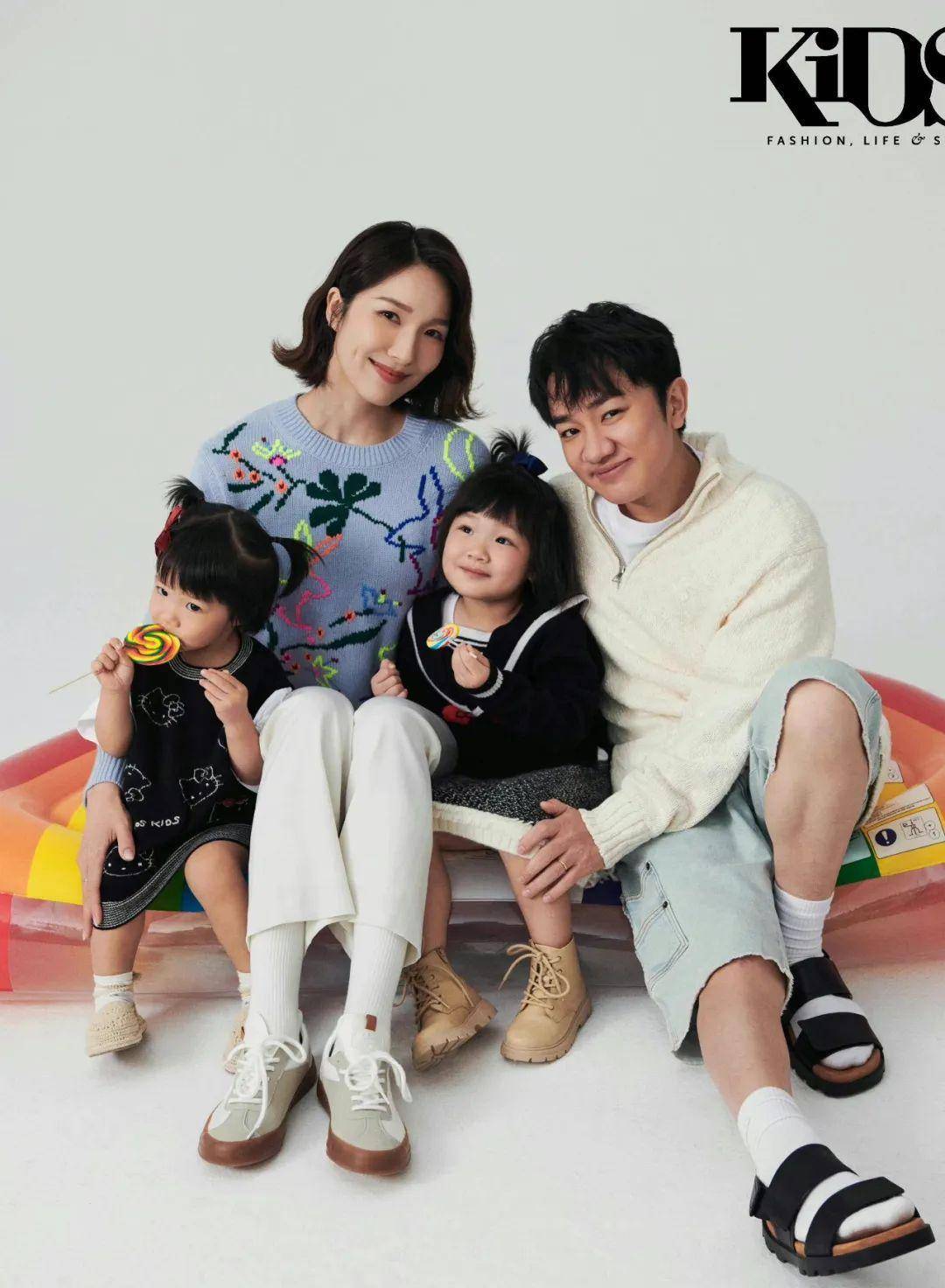 王祖蓝是有两个女儿,但他女儿还小,今天只是一家四口上了杂志封面还看