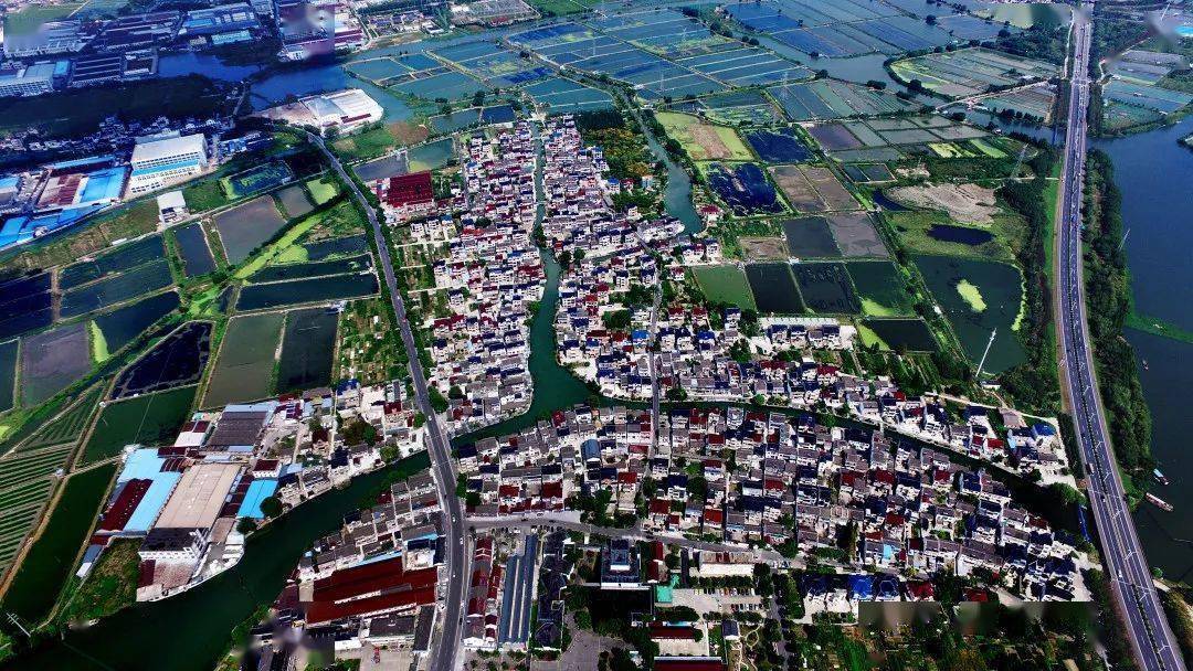 江村小书斋,定胜高,叁味蔬屋等一批项目相继落地建成,构建了开弦弓村