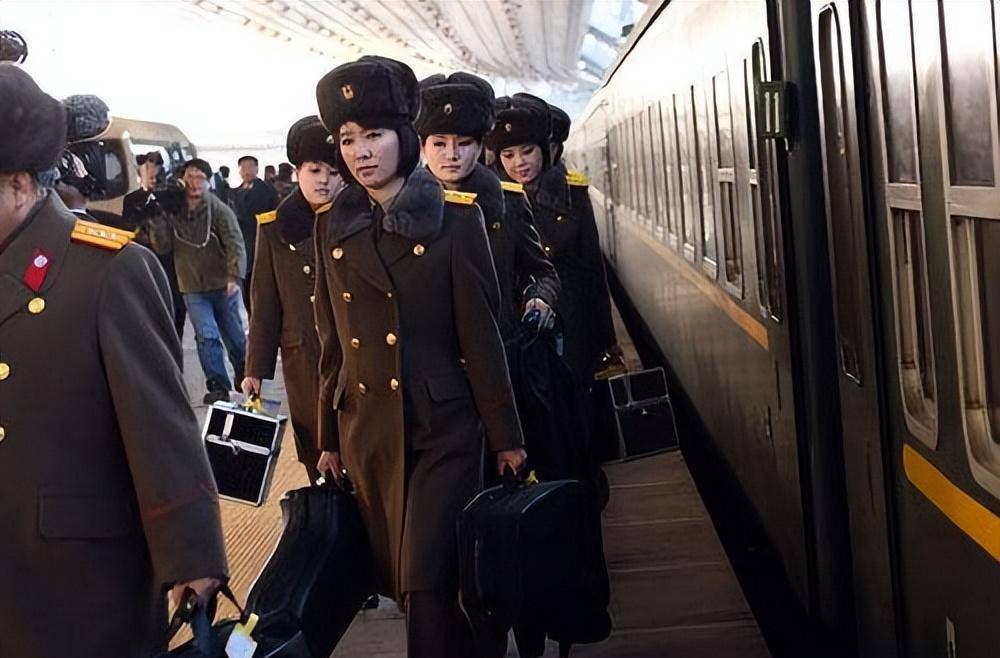 走进朝鲜，朝鲜美女列车员落落大方，身材、背景都是百里挑一