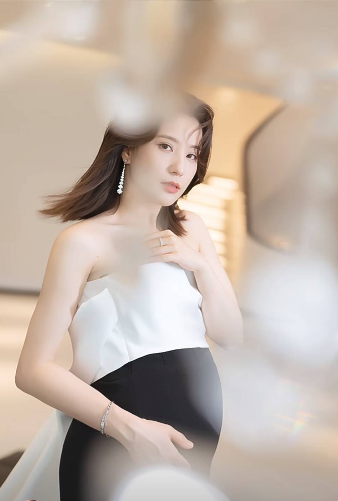 女星鲍天琦二胎孕照好美!穿黑白长裙优雅大气,皮肤白皙到发光